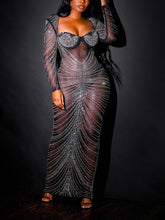 Mesh-Kleid mit transparenten Strasssteinen und langen Ärmeln